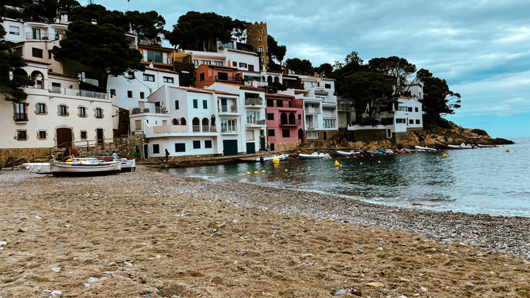 Una de las ventajas de vivir en una casa de madera en la costa brava es la calidad del entorno natural.
